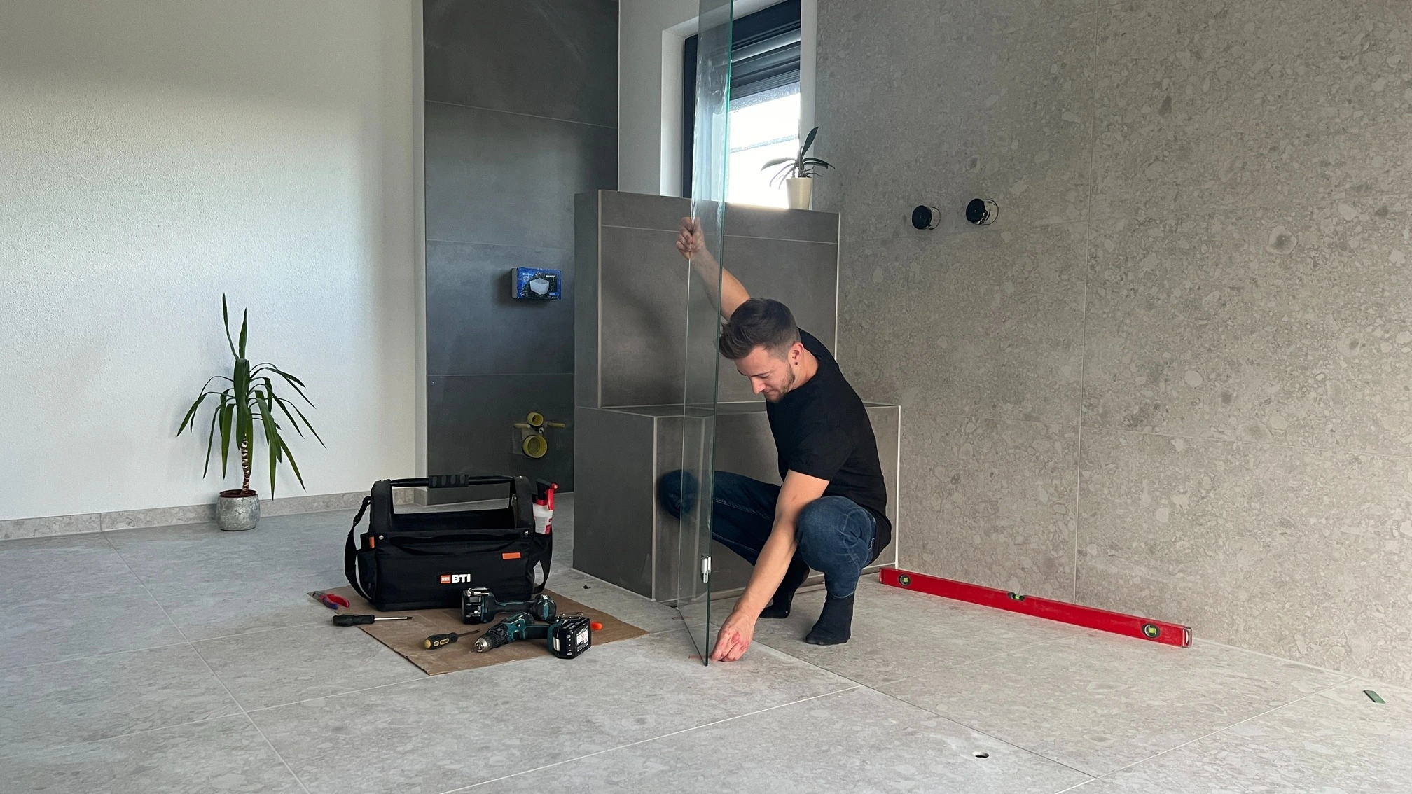 Pose d'une douche par Gerald de l'équipe Duschenmann