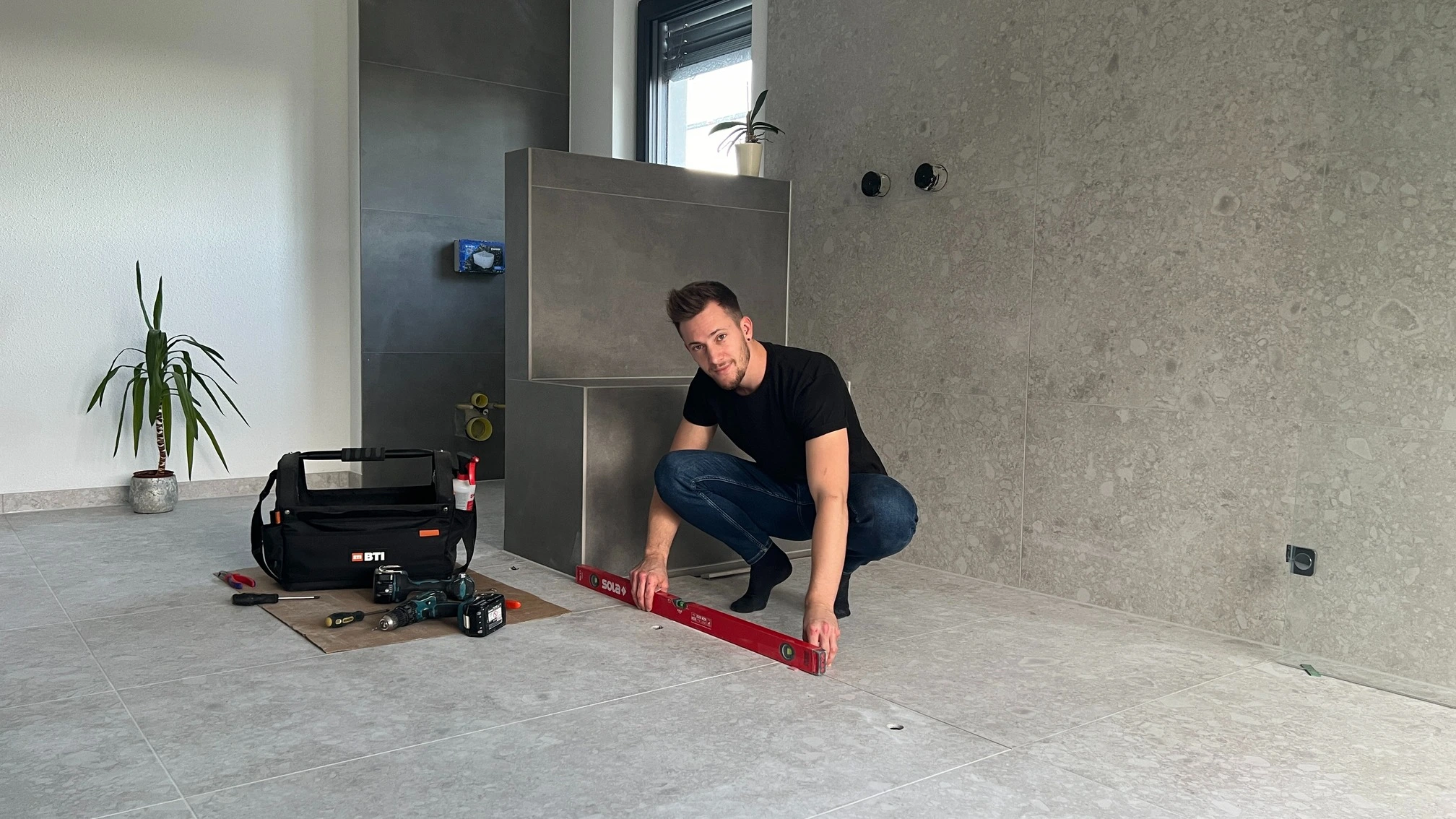 Pose d'une douche par Gerald de l'équipe Duschenmann